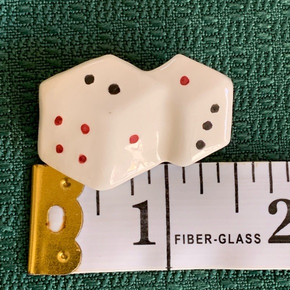 Vintage Ceramic Pair of Dice Brooch Pin - Picture 6 of 6